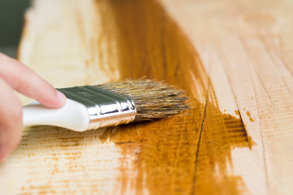 Wood varnishing